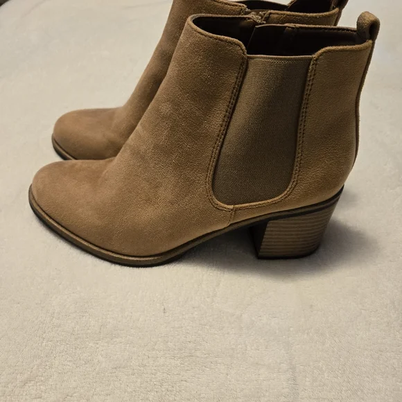 White Mountain Womens Tan Ankle Boots  Faux Suede 2.5" Heel Size 8.5 - Picture 3 of 10